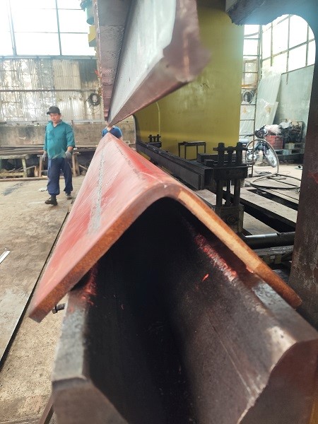 tiến hành kiểm tra và đưa xuống máy chấn tiến hành kiểm tra và đưa xuống máy chấn